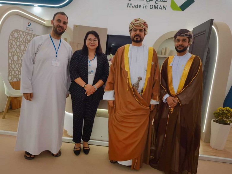 Golden City Doors receiving Omani guests at Algiers International Fair / استقبال ضيوف عُمان في جناح المدينة الذهبية للأبواب في معرض الجزائر الدولي