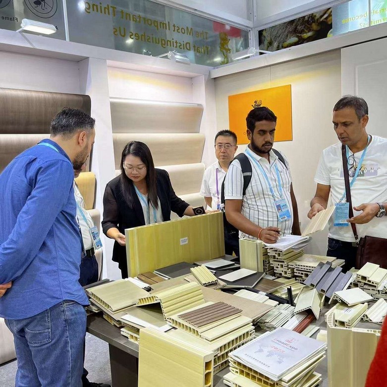 Golden City Doors business meeting at Canton Fair / اجتماع أعمال للمدينة الذهبية للأبواب في معرض كانتون